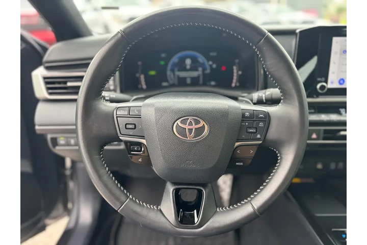 2025 Camry SE image 10