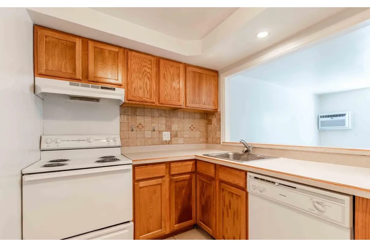 $1100 : Buena Park cama de buen tamaño image 7