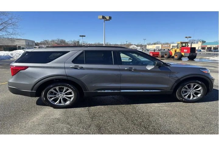 $35985 : Ford Explorer 2023 AWD XLT 4 image 8