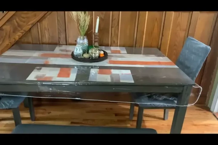 $240 : Juego de comedor gris image 4