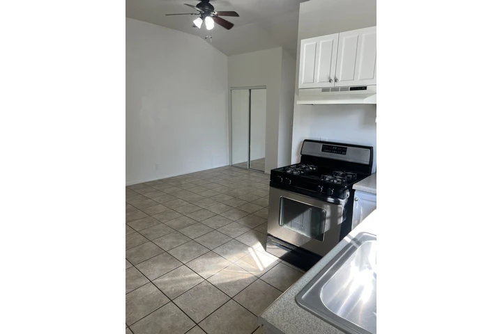 $1500 : Studio de Renta en Downey Ca image 5