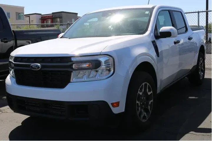 $28106 : Ford Maverick 2023 AWD XL 4d image 2