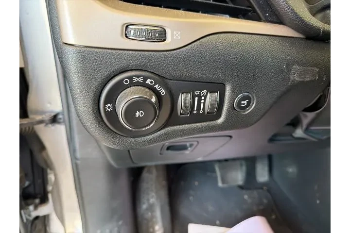 Jeep Cherokee 2015 4x4 Latit image 3