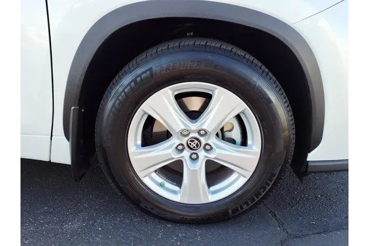 $36320 : Toyota Highlander 2024 LE 4d image 9