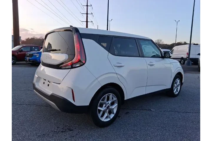 $21926 : Kia Soul 2024 S 4dr Crossove image 5