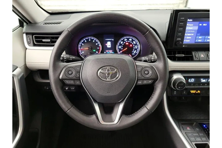 $29998 : Toyota RAV4 2021 AWD XLE Pre image 10