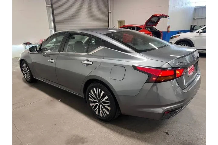 $17460 : Nissan Altima 2023 2.5 SV 4d image 5