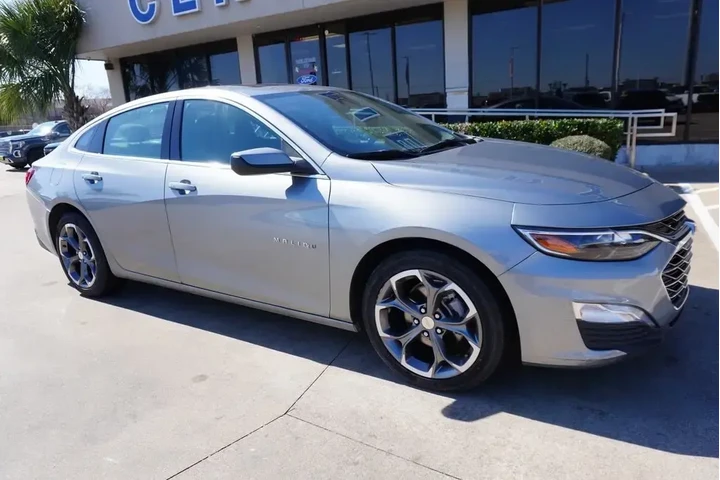 $19488 : Chevrolet Malibu 2024 LT 4dr image 1