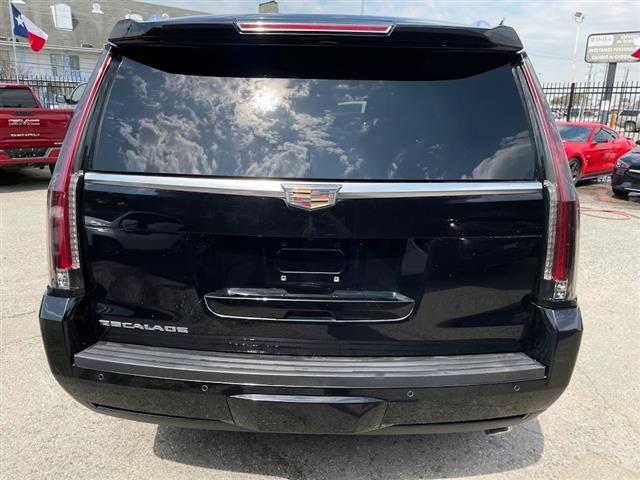 2017 Escalade 4WD 4dr image 4