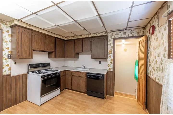 $900 : Nestled in a quiet friendly St image 4