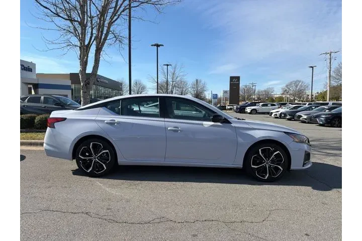 $21488 : Nissan Altima 2024 2.5 SR 4d image 8