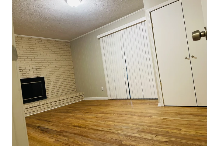 $1300 : Apt Decatur, 2 cuartos 1 bano image 2