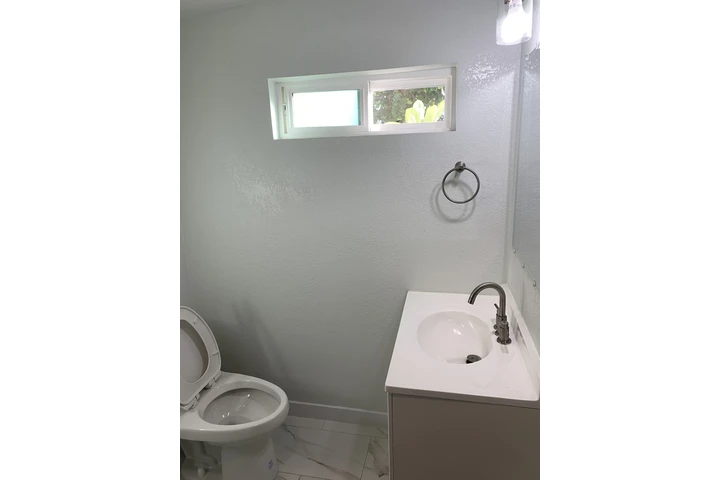 $2000 : Se renta casa pequeña en Azusa image 2