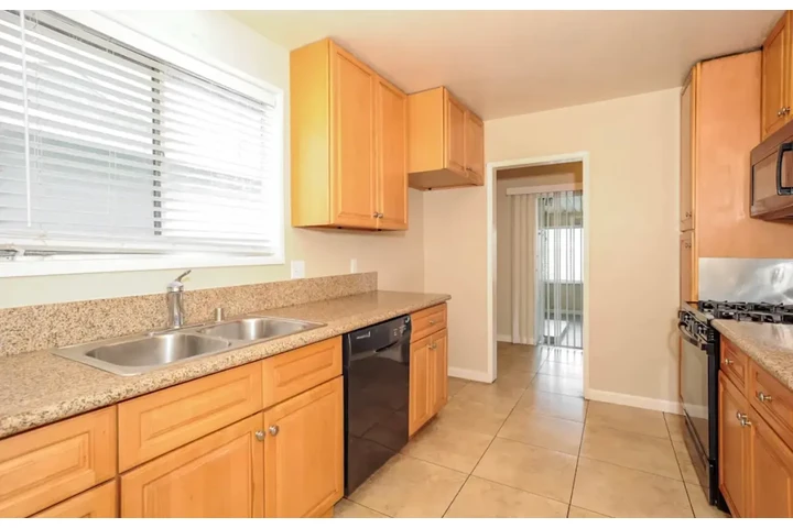 $2100 : 2 Bed 2 Bath Home in Koreatown image 3