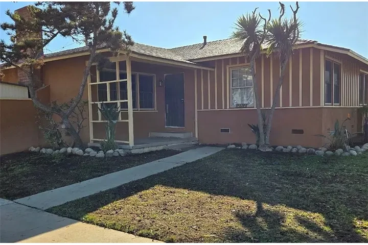 $1889 : SINGLE FAMILY RESIDENCE! image 1