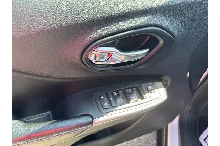 $16987 : Jeep Cherokee 2019 4x4 Latit image 10