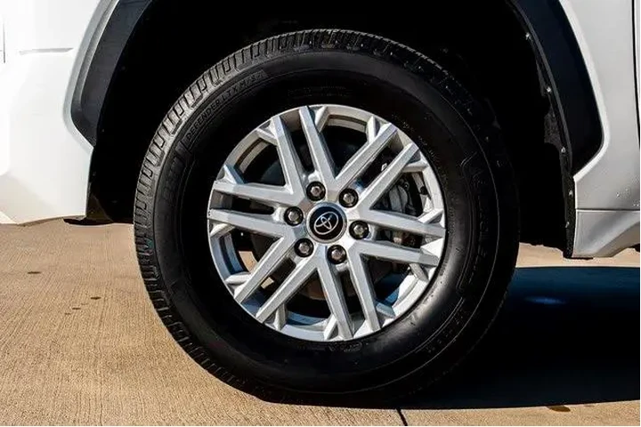 $33970 : Toyota Tundra 2023 4x2 SR5 4 image 8