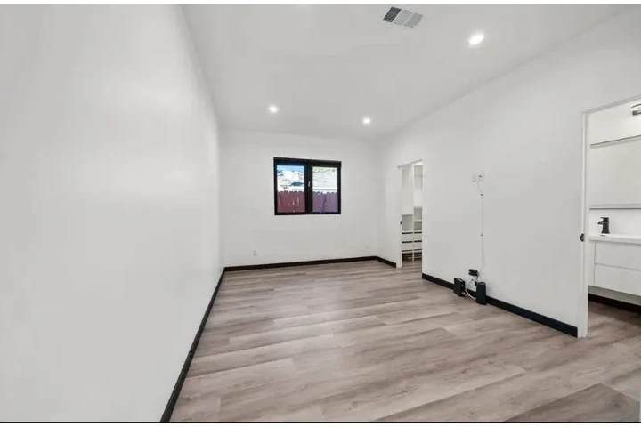 $2430 : 3bed and 2bath Korean town LA image 4