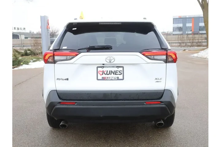 $23677 : Toyota RAV4 2021 AWD XLE 4dr image 8