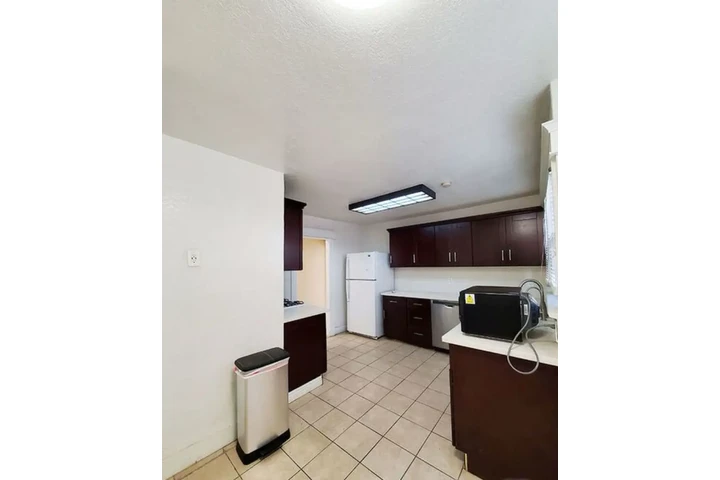 $2600 : 3 Bedroom Apt in koreatown LA image 7