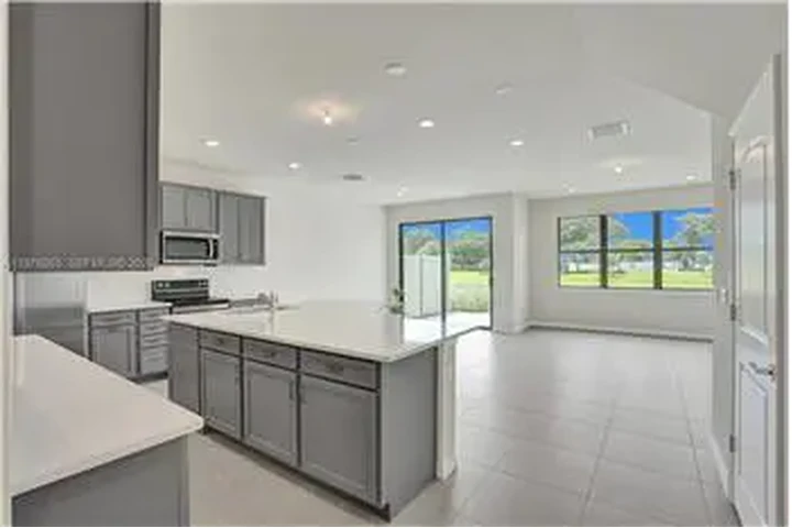 $4100 : Rental property with 3 bedro image 10