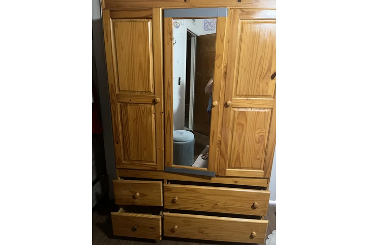 $85 : Muebles para ropa con espejo image 2