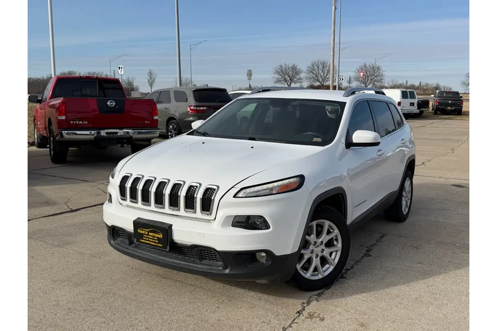 2017 Cherokee Latitude FWD image 10