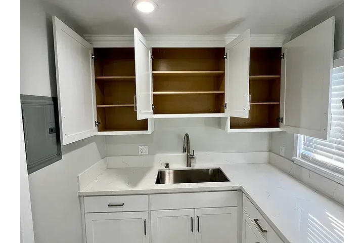 $1400 : beautiful 1BD 1BTH Available image 7