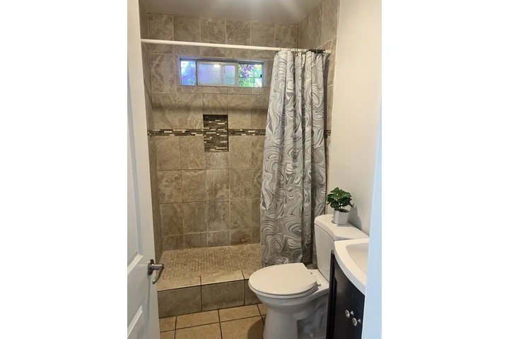 $2600 : Casa en LA 90044 image 4