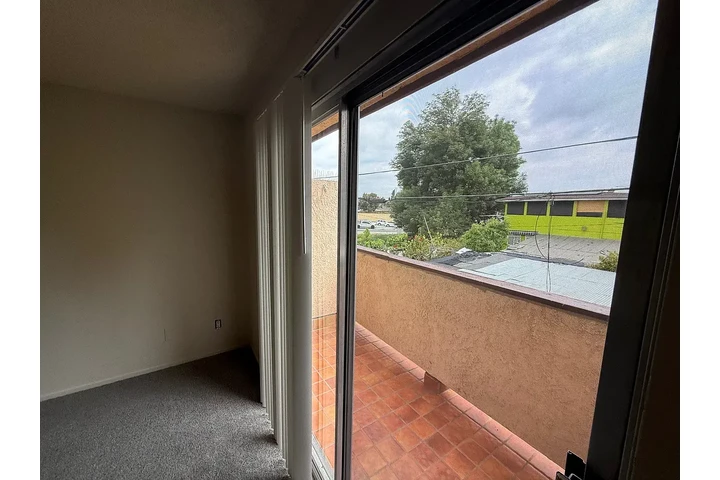 $2000 : Gorgeous 2 bed 1 Bath image 8