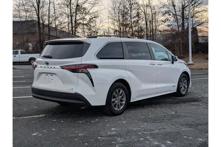 $26980 : Toyota Sienna 2021 LE 8-Pass image 3