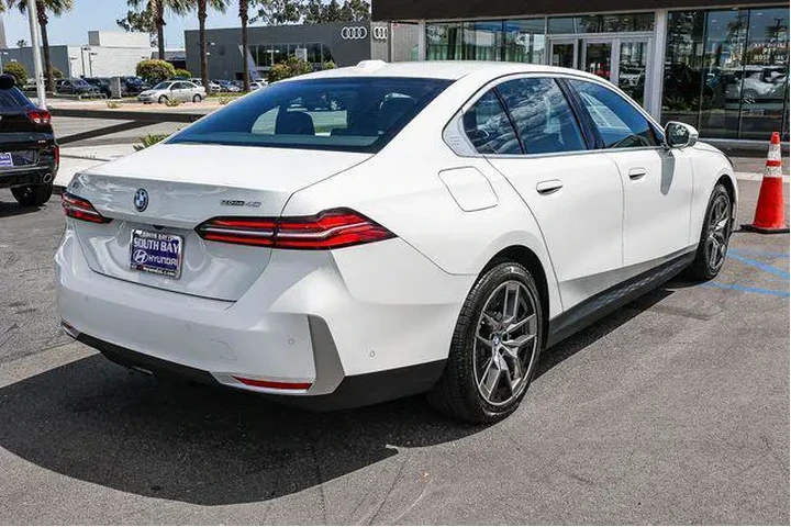 $39588 : BMW i5 2024 eDrive40 4dr Sed image 3