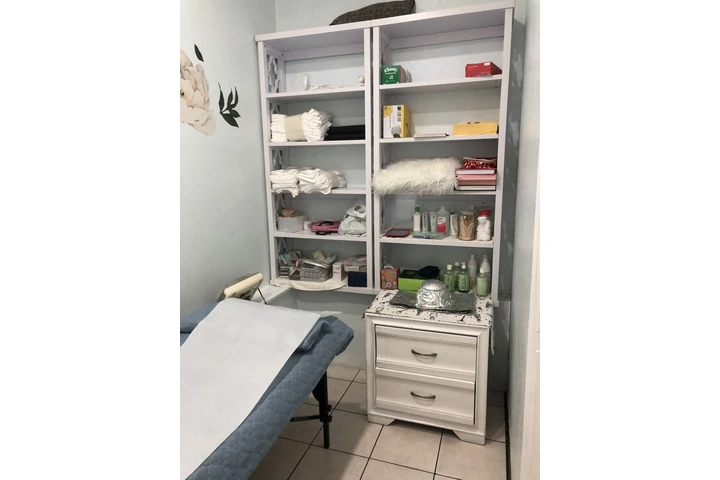 $300 : ESTHETICIAN FOR RENT image 5