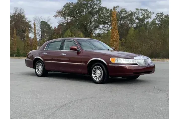 $7950 : 2002 TOWN CAR SIGNA image 1