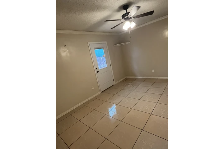 $2200 : Se renta casa image 5