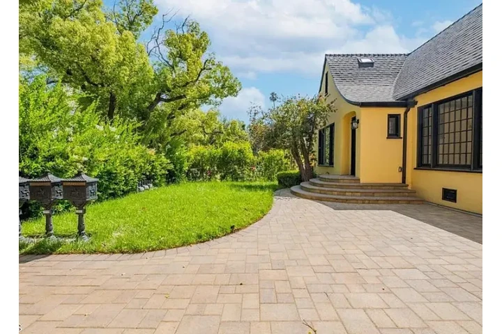 $1950 : 1,287 sq ft 2 bathrooms.A 2- image 1