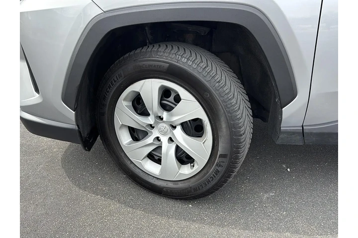 $18992 : 2021 RAV4 LE image 5