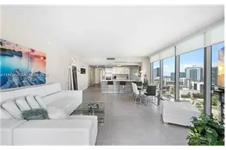 $5850 : Rental property with 3 bedro image 4