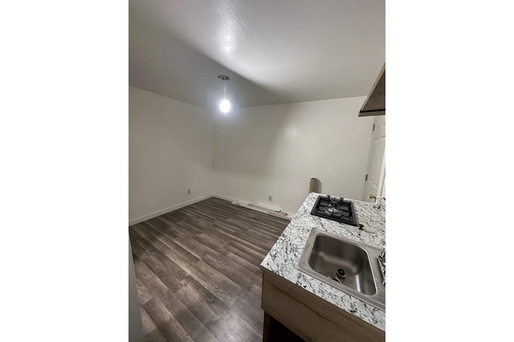 $1100 : Cuarto de Renta ( 1 Persona) image 4