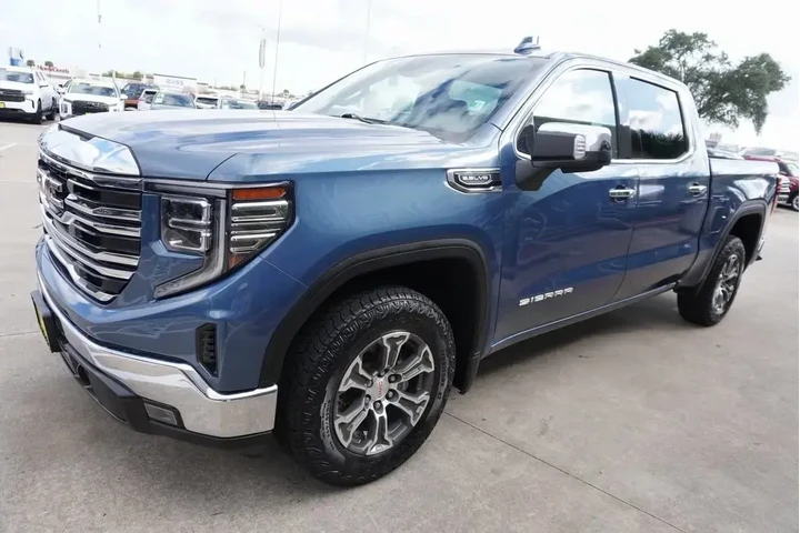 $35988 : GMC Sierra 1500 2024 4x2 SLT image 3