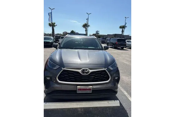 $34231 : Toyota Highlander 2023 L 4dr image 2