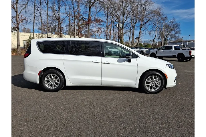 $27995 : Chrysler Pacifica 2024 Touri image 8