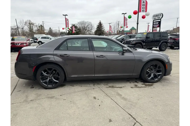 $28991 : Chrysler 300 2023 S V6 4dr S image 4