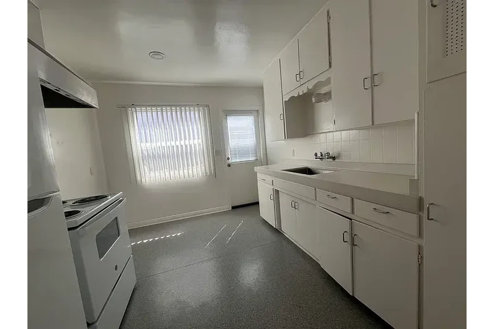 $2400 : San Diego Chic: Stylish Apartm image 3