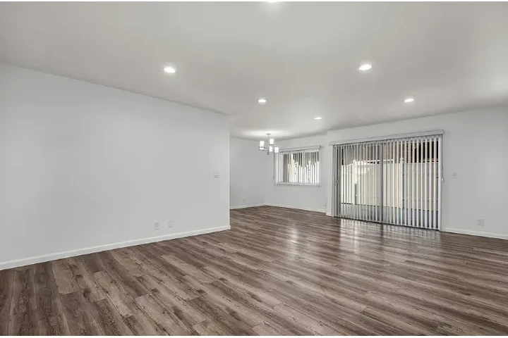 $2000 : 2 Bed Apt in Kenmore Ave, LA image 2