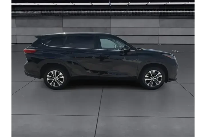 $33588 : Toyota Highlander 2023 XLE 4 image 9