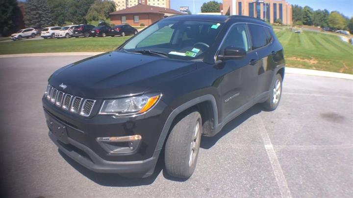 $16000 : PRE-OWNED 2018 JEEP COMPASS L image 4