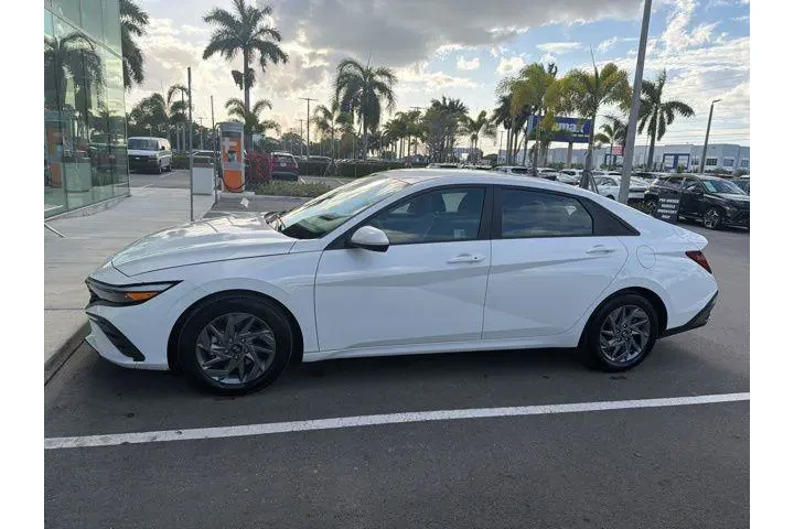 $19811 : Hyundai ELANTRA 2024 SEL 4dr image 5