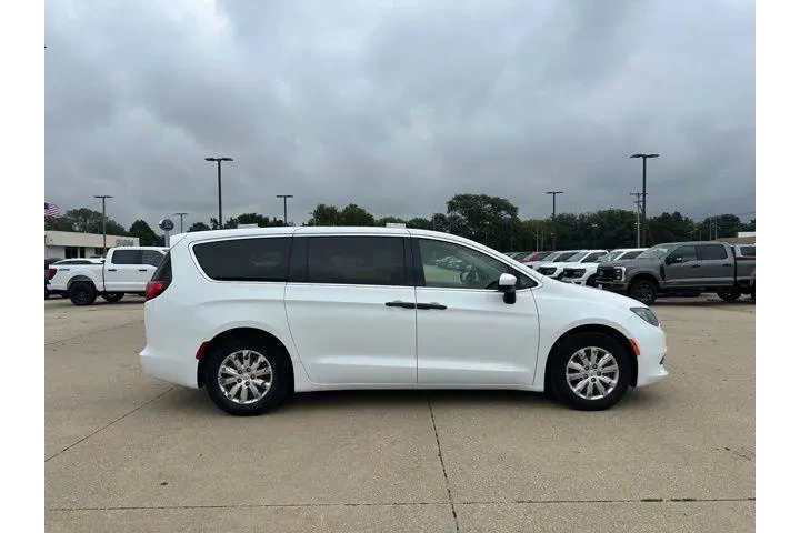 $22963 : Chrysler Voyager 2020 L 4dr image 6