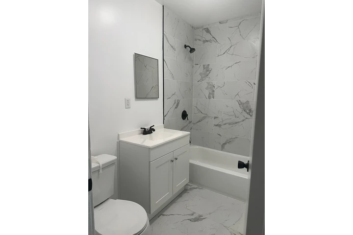 $4250 : Beautiful front unit image 5